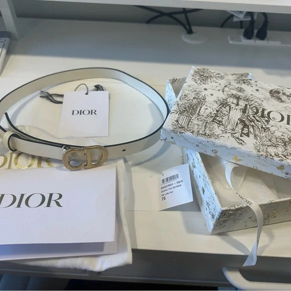 Dior Saddle Belt
LATTE ULTRASOFT CALFSKIN, 20 MM, Size 75 - Picture 3 of 3